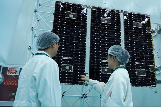图为国网电力工程研究院卫星遥感团队工作人员在卫星研发实验室。(受访单位供图)